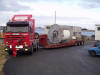 Olav Blindheim fester "brei last skiltet" f�r transporten starter.